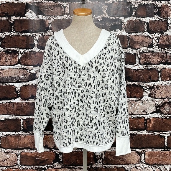 Vince Camuto Sweater Women’s X Large Grey White Leopard Print V-Neck Metallic - Picture 5 of 13